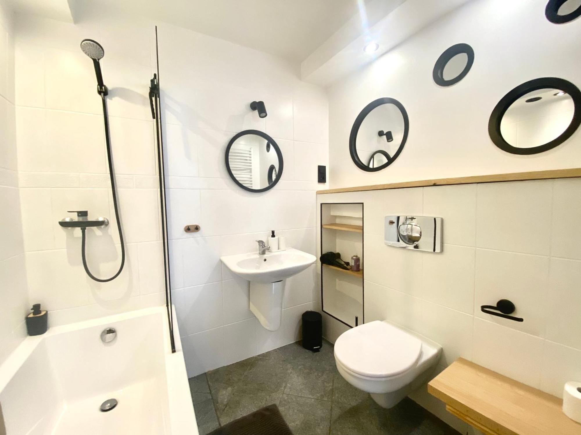 93 M2 Rynek Kino Na Dachu Self Check-In Apartment วรอตซวาฟ ภายนอก รูปภาพ